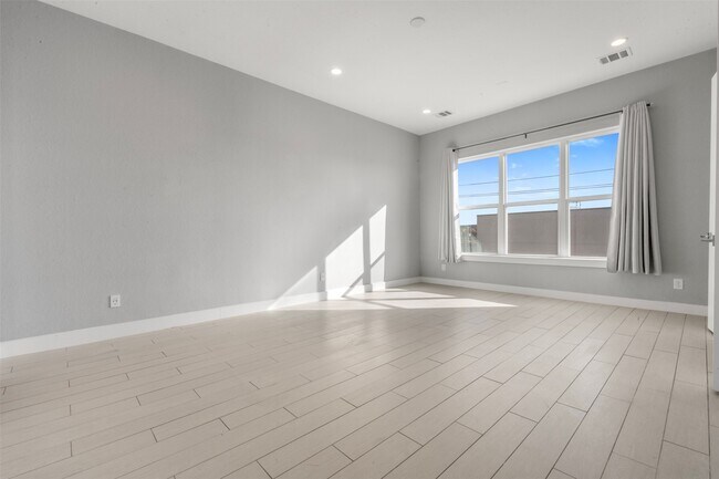 Building Photo - 6106 Clarkson Ln