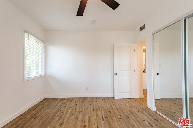 Building Photo - 1812 W Glenoaks Blvd