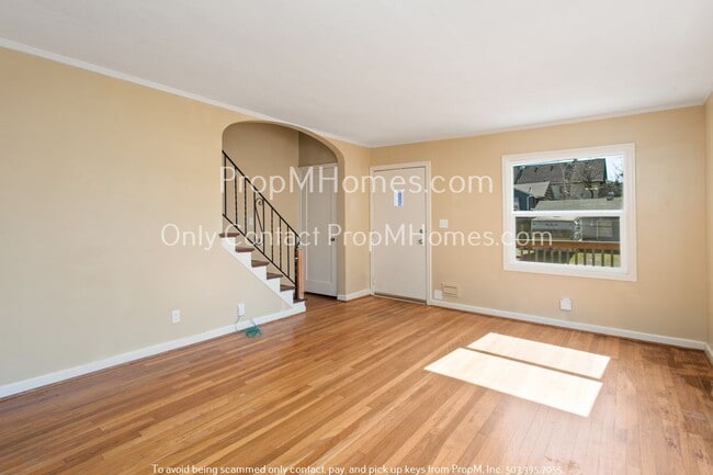Building Photo - Delightful Two Bedroom Duplex In SE Portland - Fenced Yard!