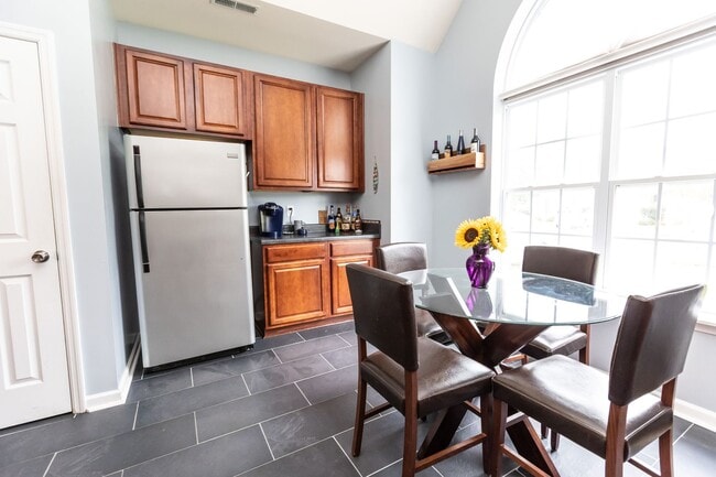 Building Photo - 3 Bedroom 2.5 Bath Townhouse in Grand Oaks...