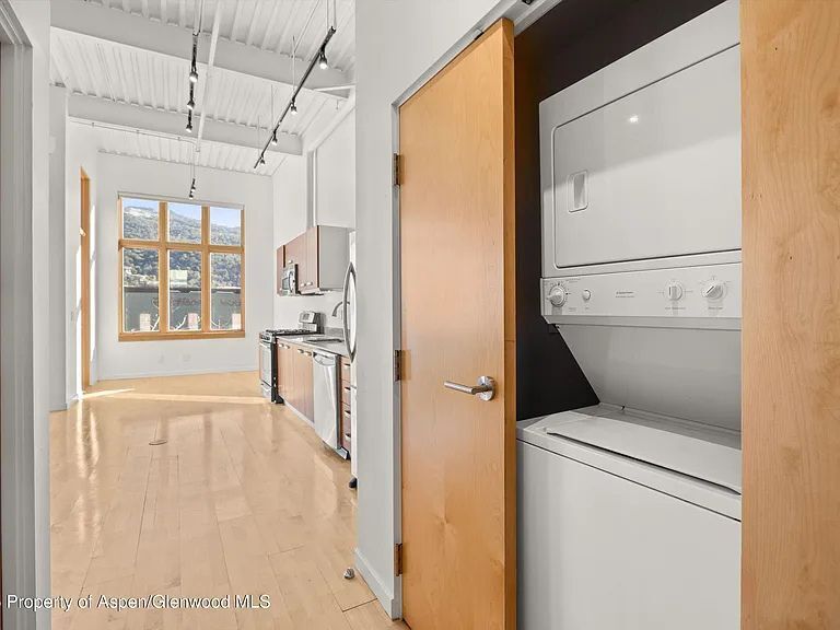 Building Photo - 231 Robinson St