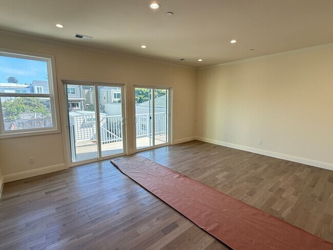 Building Photo - 220A-220A Sadowa St