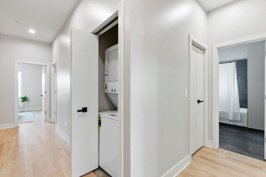 Building Photo - 5689 N Lincoln Ave