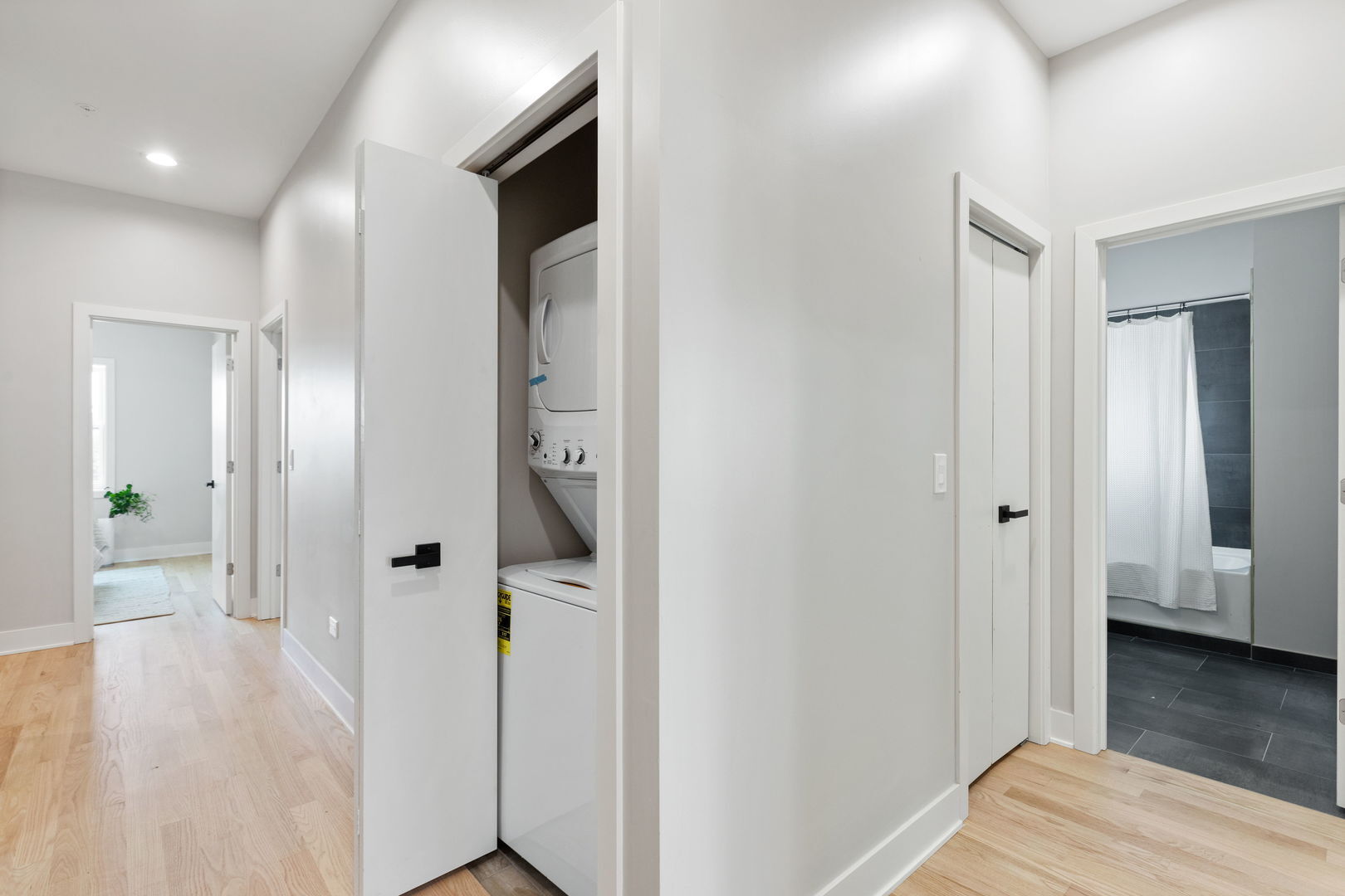 Building Photo - 5689 N Lincoln Ave