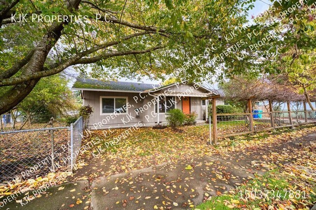 Building Photo - Charming Single-Level Ranch Home in Vibran...