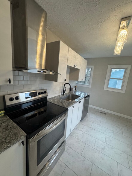 Building Photo - 214 William St