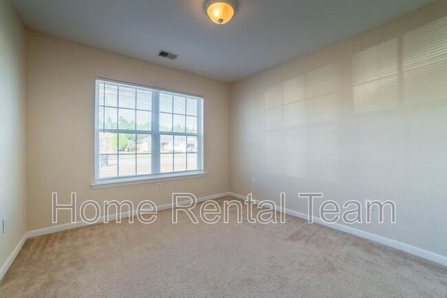 Building Photo - 37 Twin Oaks Pl