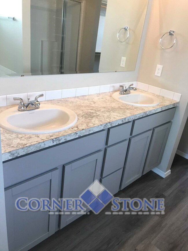Building Photo - Spacious Home Canterbury Commons!