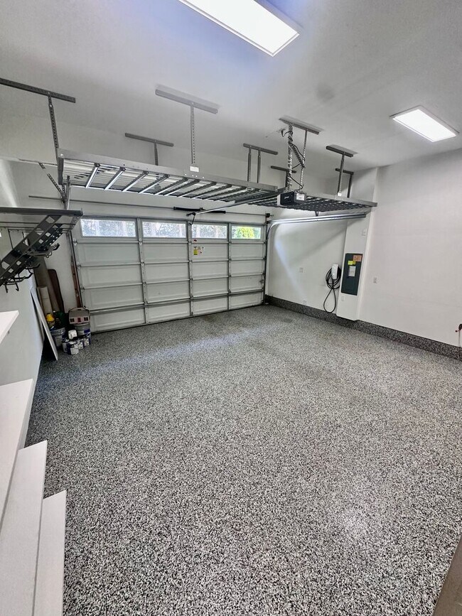 Building Photo - Luxury 4bed/2.5 bath home on Cul-de-sac! E...