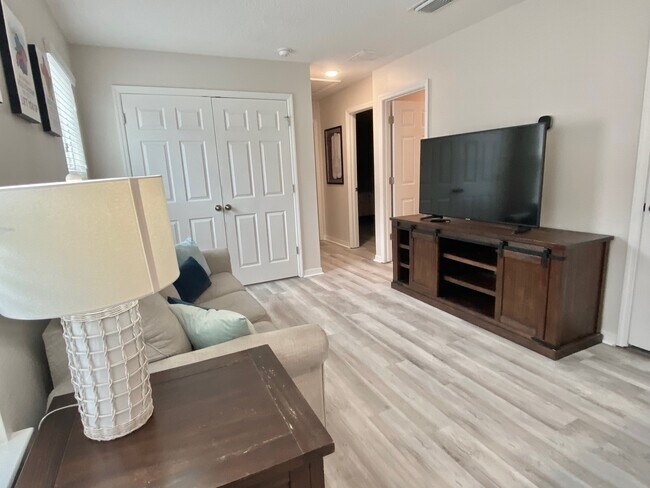 Building Photo - 1547 Carey Palm Cir