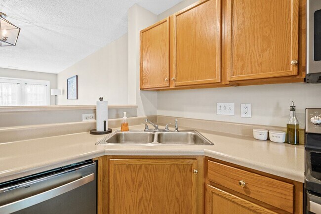 Building Photo - 6314 Inkberry Dr