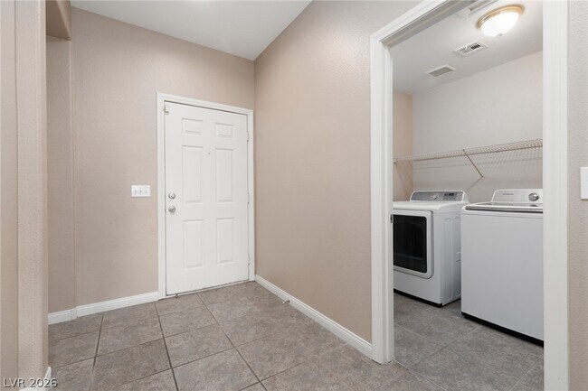 Building Photo - 5432 N Roaring Surf Dr