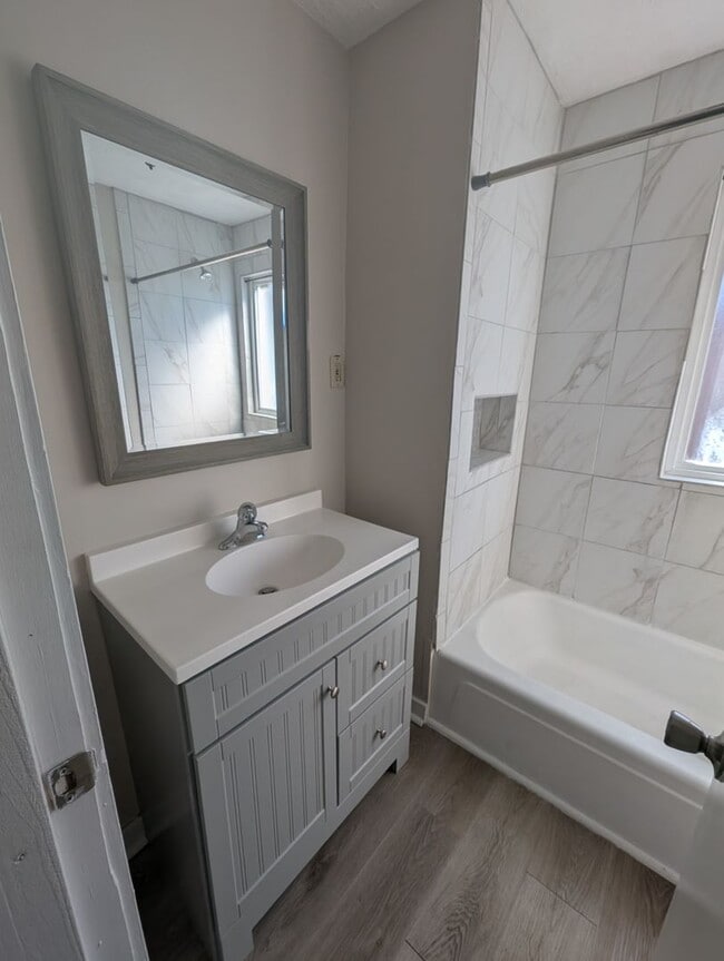 Building Photo - 2 Bedroom House