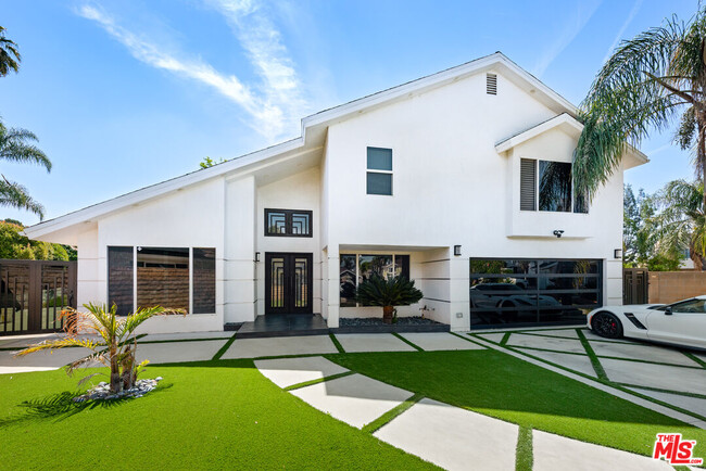 Building Photo - 8730 Sari Ave