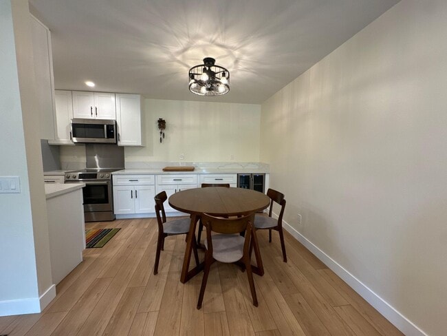 Building Photo - Move in ready Condo!