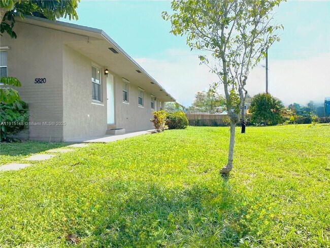 Building Photo - 5820 SW 27th St