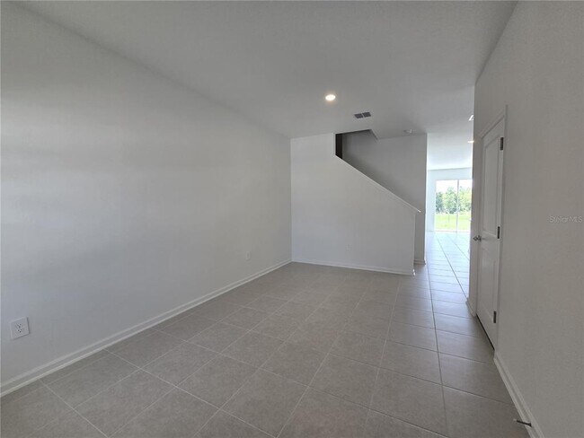 Building Photo - 3062 Chantilly Dr