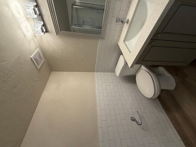 Building Photo - 902 S Surfside Dr