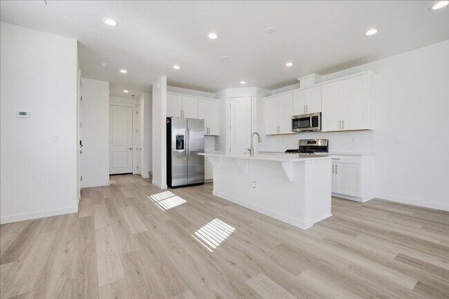 Building Photo - BRAND NEW LARGE 3 Bed 2.5 Bath Townhouse