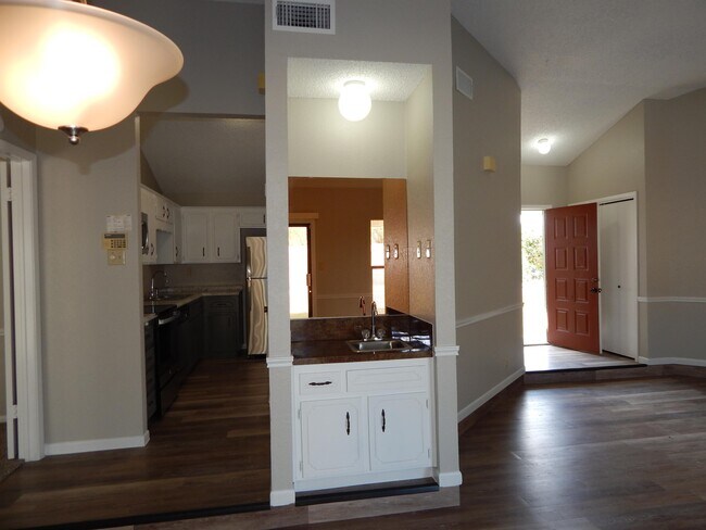 Building Photo - 4505 River Oaks Dr