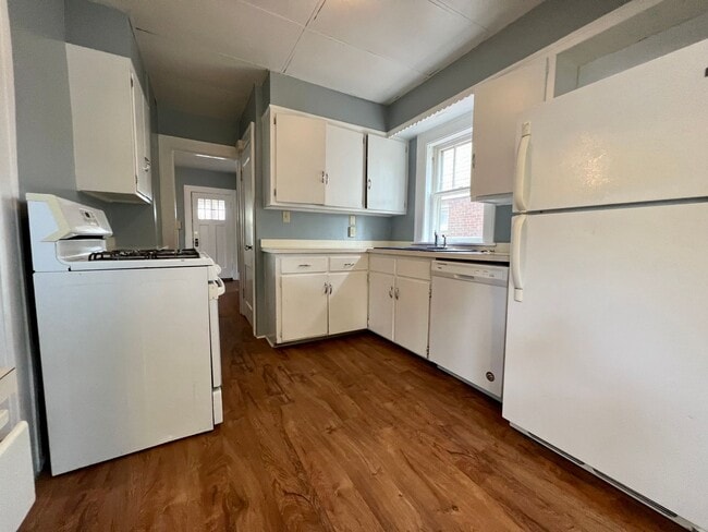 Building Photo - Spacious super clean 3 BR home close to Bayfront, UPMC Hamot and downtown, Convenient to LECOM