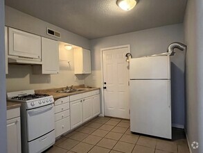 Building Photo - "Cozy 2-Bedroom in Stillwater – Short Conv...