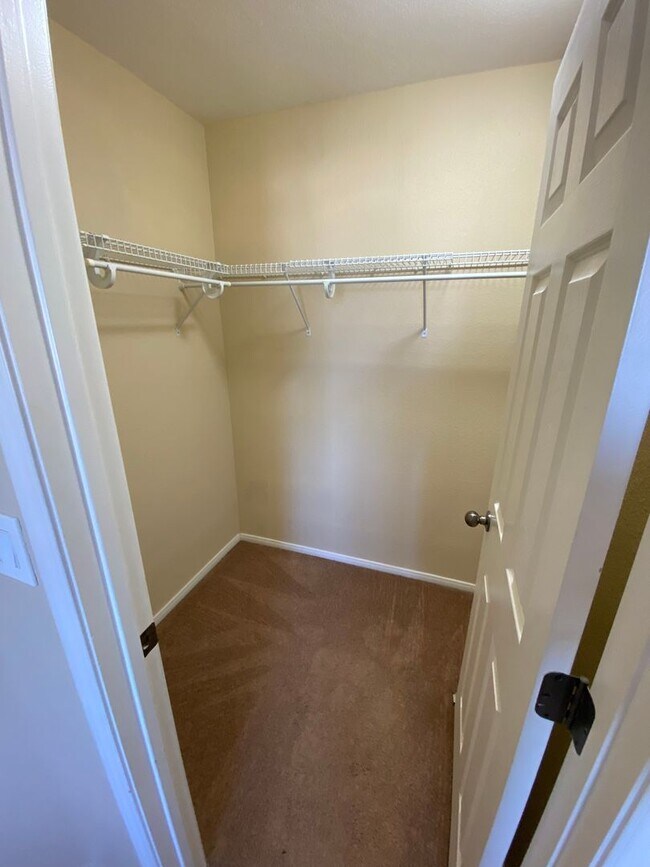 Building Photo - Wonderful 3 bed/2.5 bath home located in the South End of Vegas