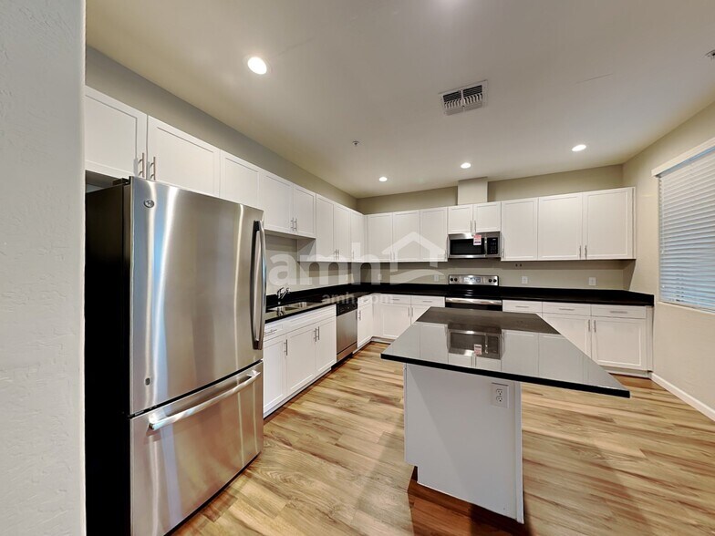 Building Photo - 20759 W Maiden Ln