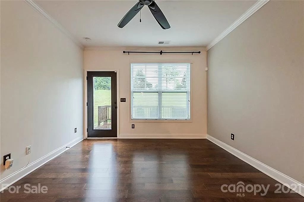 Building Photo - 988 Pennington Dr
