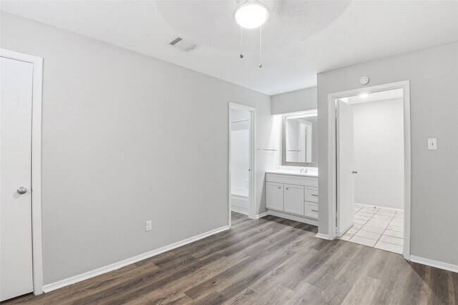 Building Photo - 6519 Bridgegate Dr