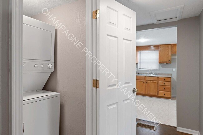 Building Photo - 2 bedroom home, conveniently located in Westport