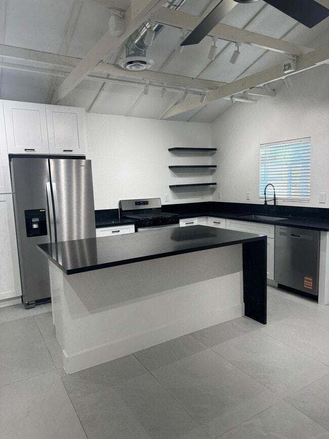 Building Photo - 800 Canosa Ave