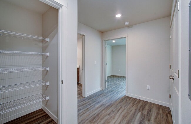 Building Photo - 404 NE 117th Ave