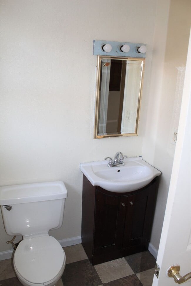 Building Photo - 3 Bedroom Townhouse - Near While Park - 06...