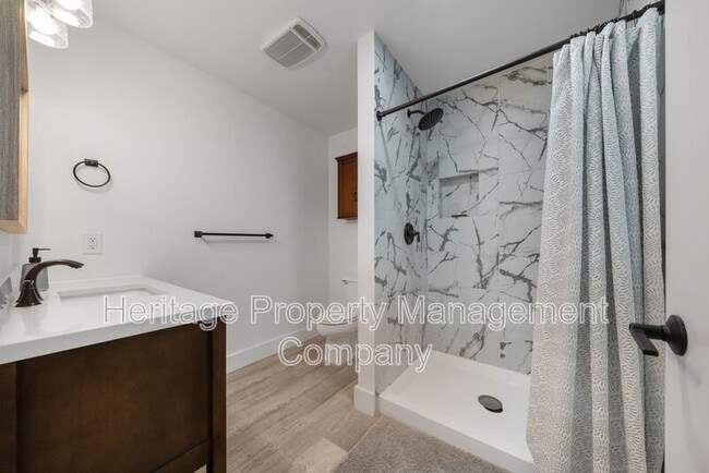 Building Photo - 784 Hill Top Dr