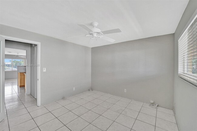 Building Photo - 2909 Middle River Dr