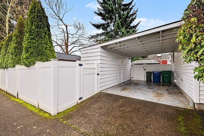 Building Photo - 2658 35th Ave W