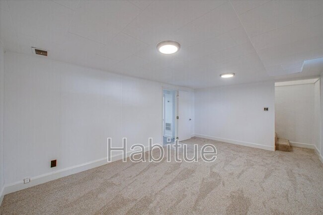 Building Photo - 414 S Pond St
