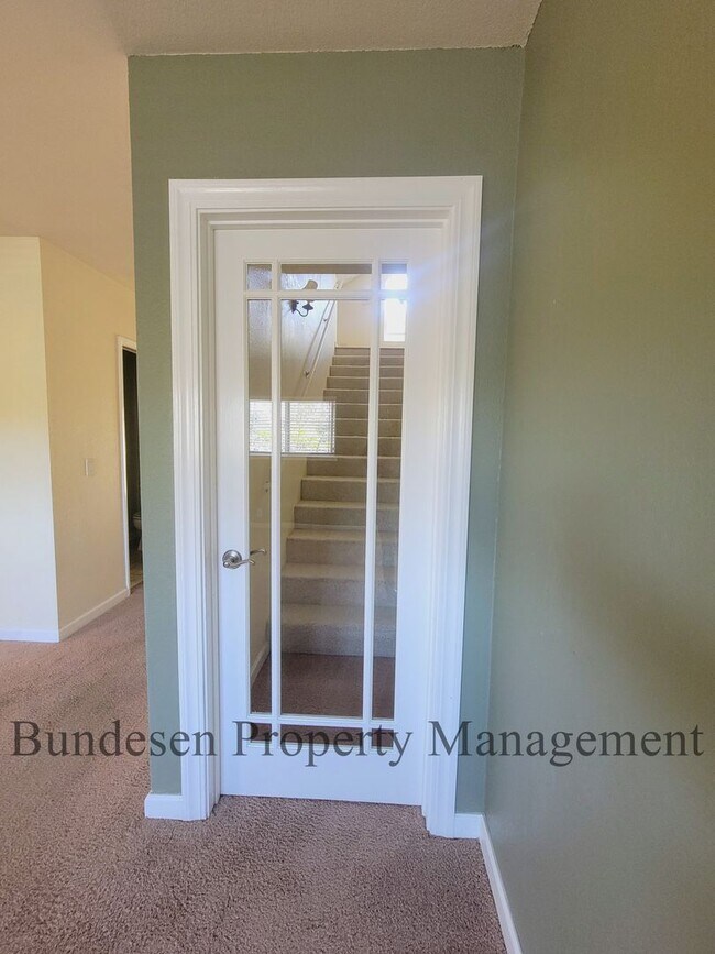 Building Photo - Spacious Westside 5BR Home in Petaluma - E...
