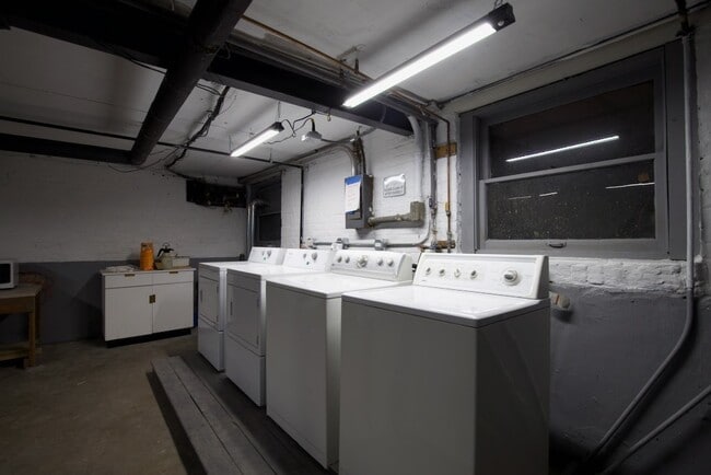 Building Photo - 1454 W Winnemac Ave