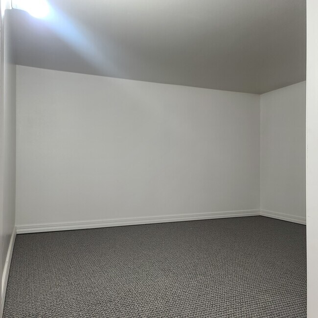Building Photo - 214 Quinella St