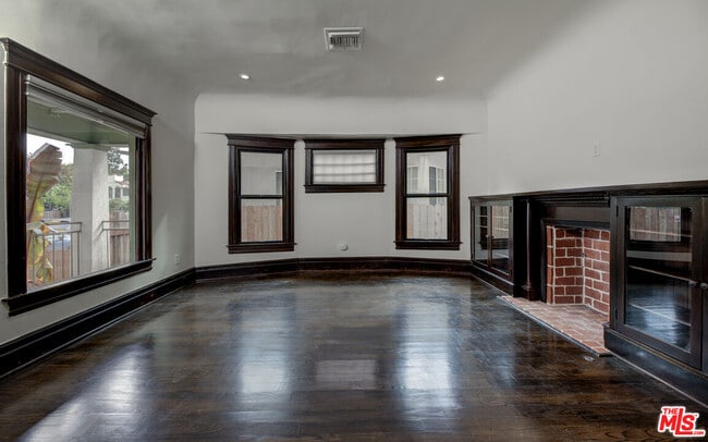 Building Photo - 140 Roselawn Pl