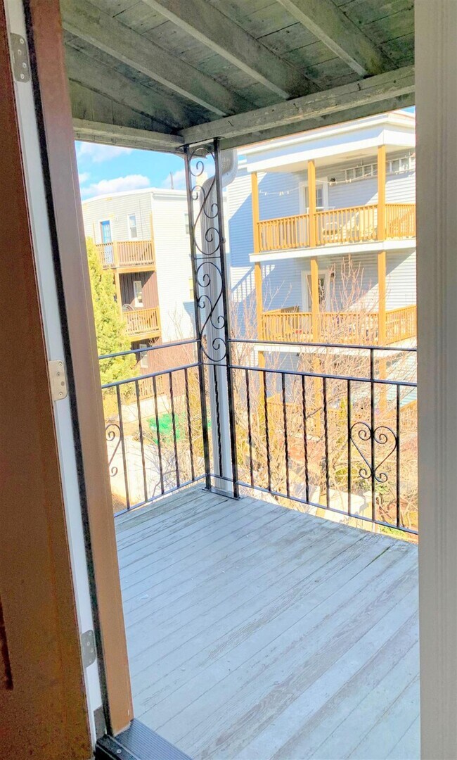 Building Photo - 98 Bristol Rd