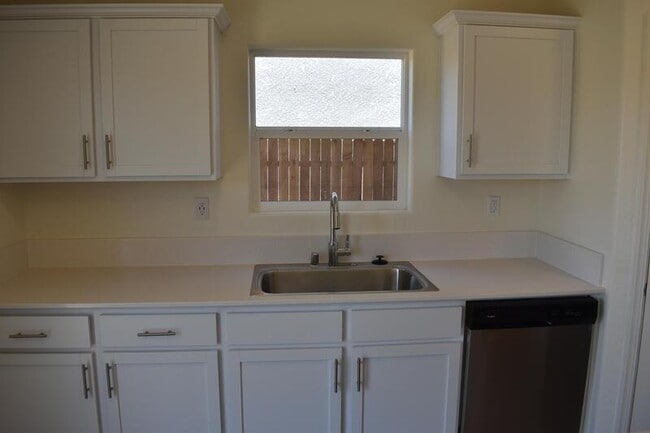 Building Photo - 708 Athena Dr