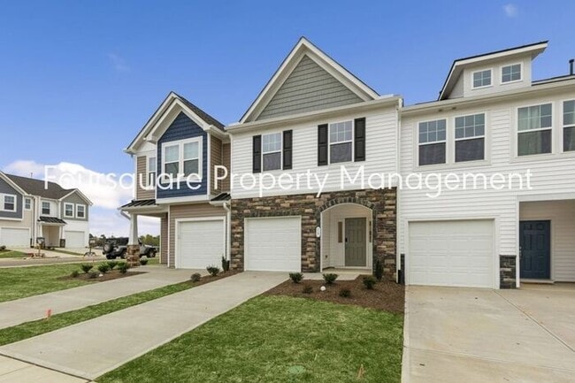 Building Photo - Townhome! | Back Patio with Privacy Fence|...