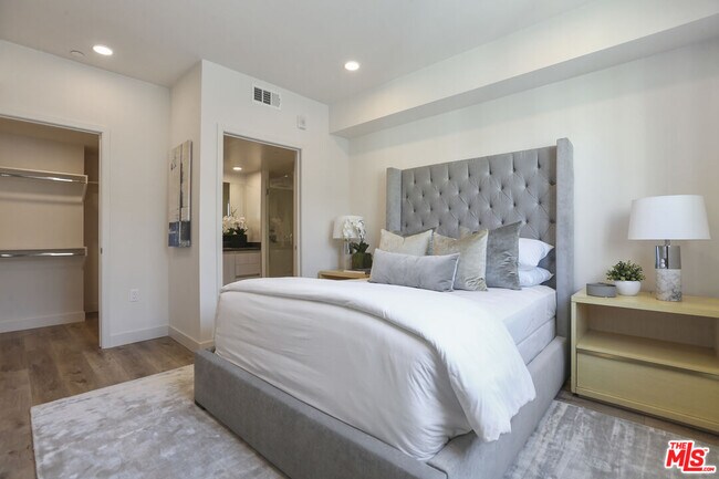 Building Photo - 740 Ridgeley Dr