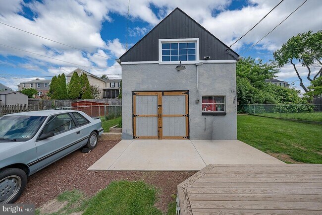 Building Photo - 586 Summit St