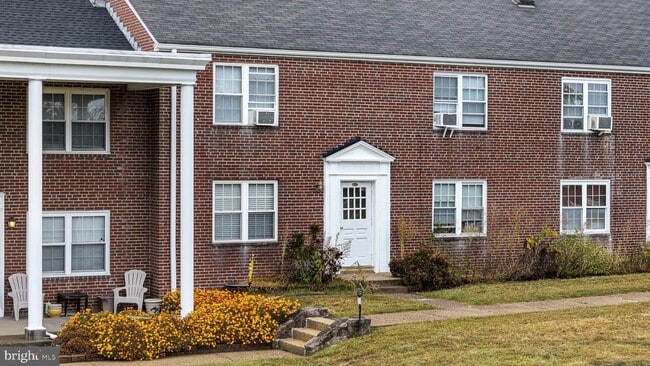 Building Photo - 200 Maplewood Dr