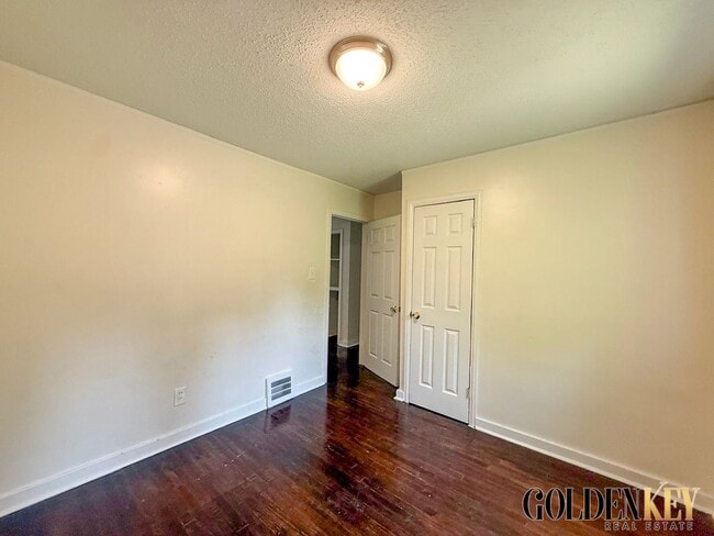Building Photo - Eastside Remodeled 3 bedroom home near 8 M...