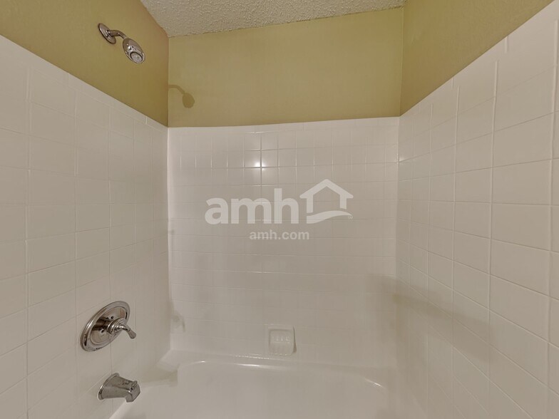 Building Photo - 13993 Meadow Lake Dr